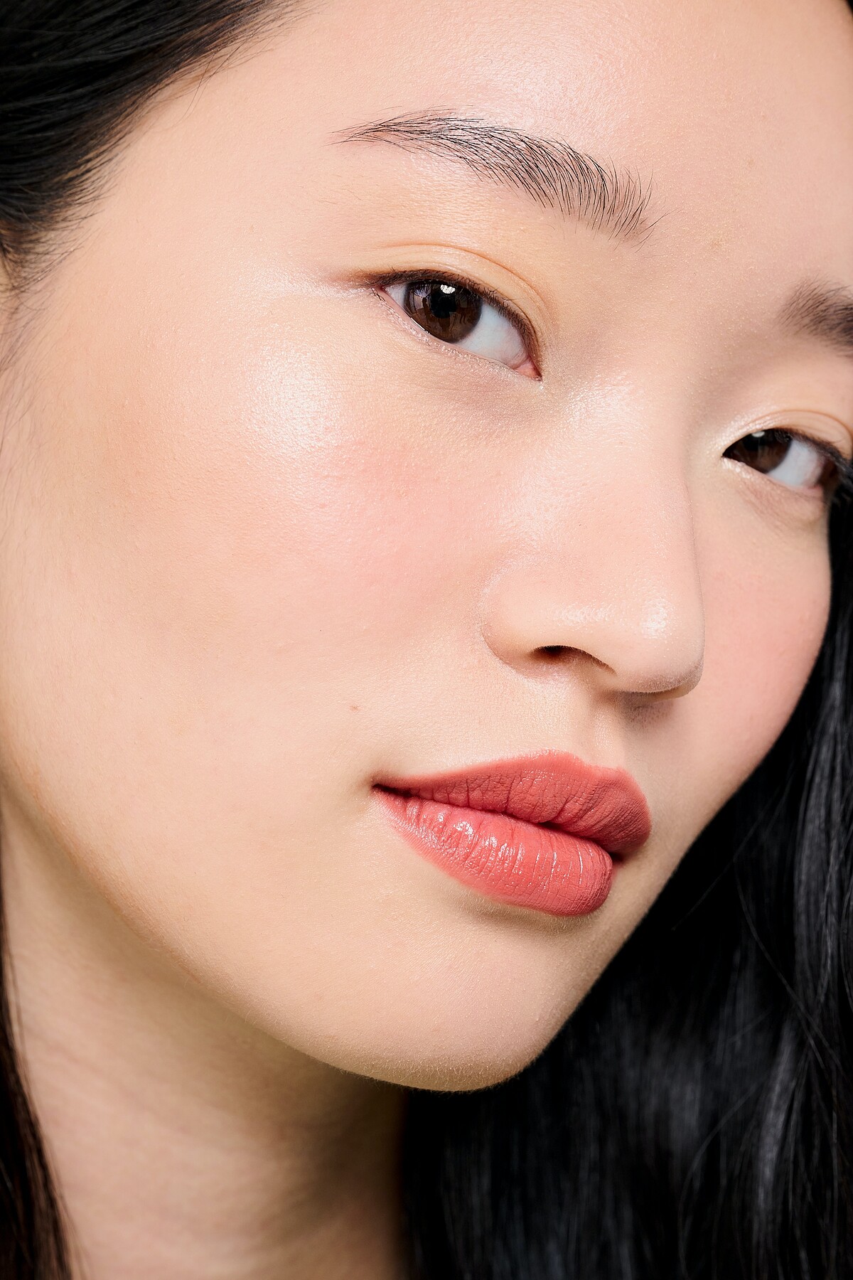 今年夏季，以自然立體的光影層次與柔和提亮輪廓為核心的立體韓系水光肌持續受到關注。