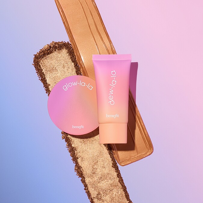 「液態打亮&times;粉狀打亮」的疊擦技巧，讓臉上的打亮更精緻服貼。