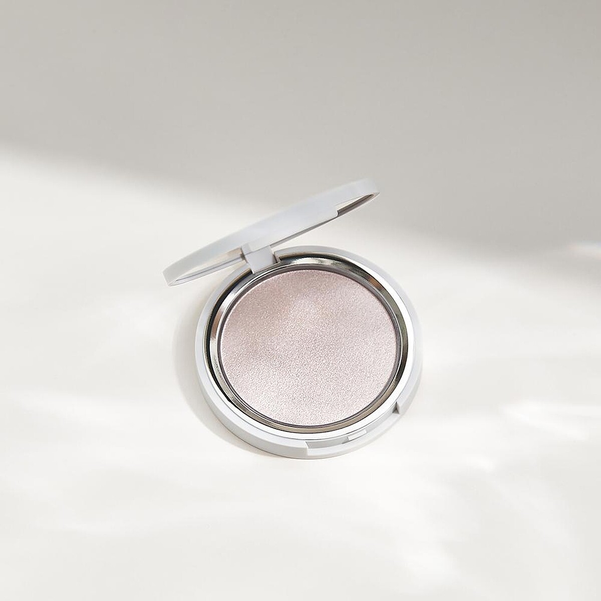 heme光澤打亮餅#05 Pastel Pink柔杏粉情境照。