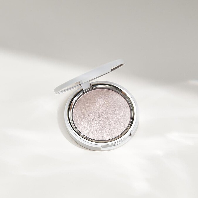 heme光澤打亮餅#05 Pastel Pink柔杏粉情境照。