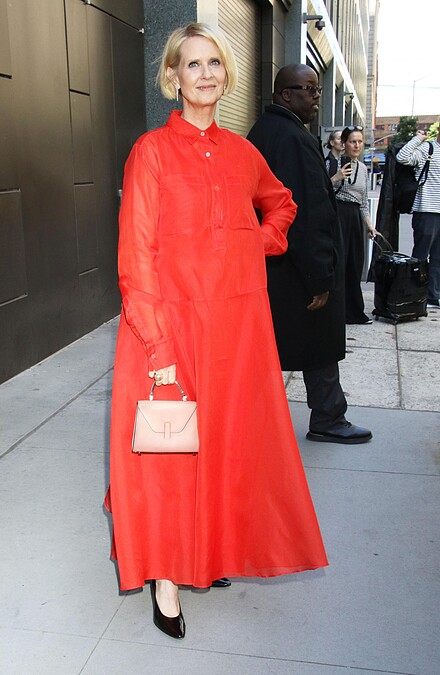 Cynthia Nixon身穿長版襯衫式洋裝手提Valextra Iside Micro包款