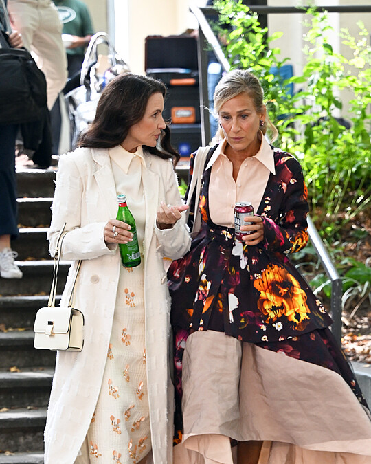 Kristin Davis於《慾望城市：華麗下半場》第三季中，身穿全白正裝造型搭配白色Valextra NoLo Mini包