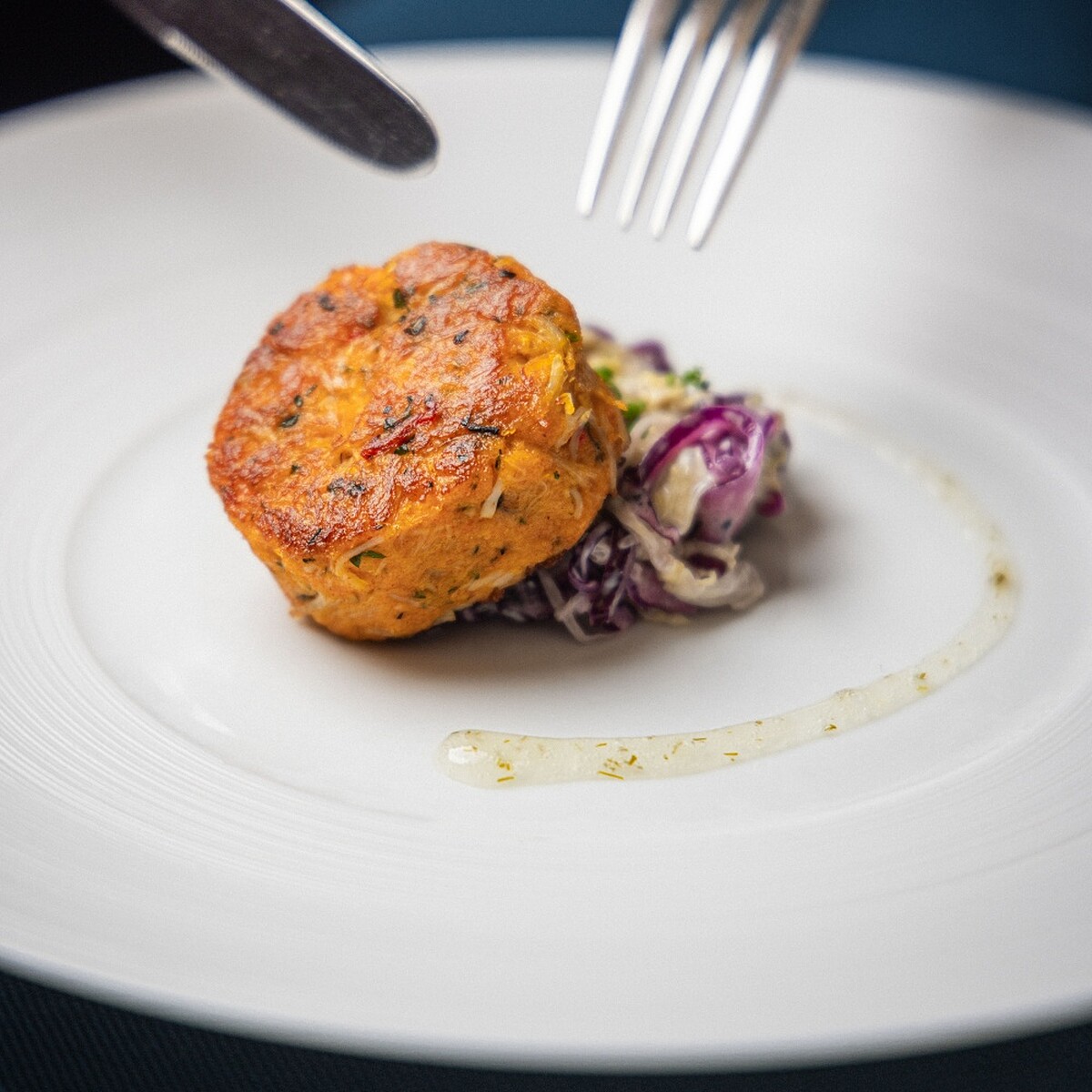 「烈焰脂香．熾熱藝術饗宴」頭盤：馬里蘭蟹肉餅