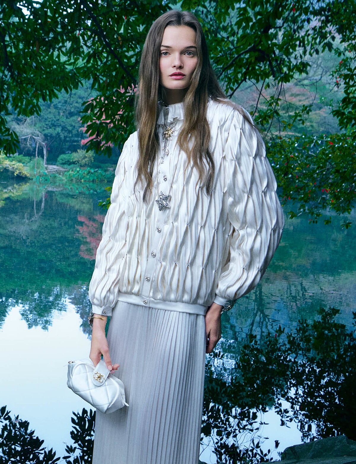 CHANEL 2024/25 M&eacute;tiers d&rsquo;art系列最新形象於杭州西湖取景。