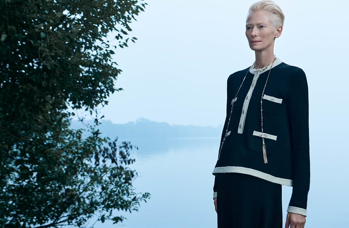 香奈兒品牌大使蒂妲．史雲頓於西湖留下CHANEL 2024/25 M&eacute;tiers d&rsquo;art最新廣告的美麗倩影。