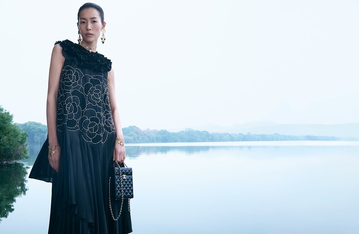 CHANEL 2024/25 M&eacute;tiers d&rsquo;art系列最新形象於杭州西湖取景。