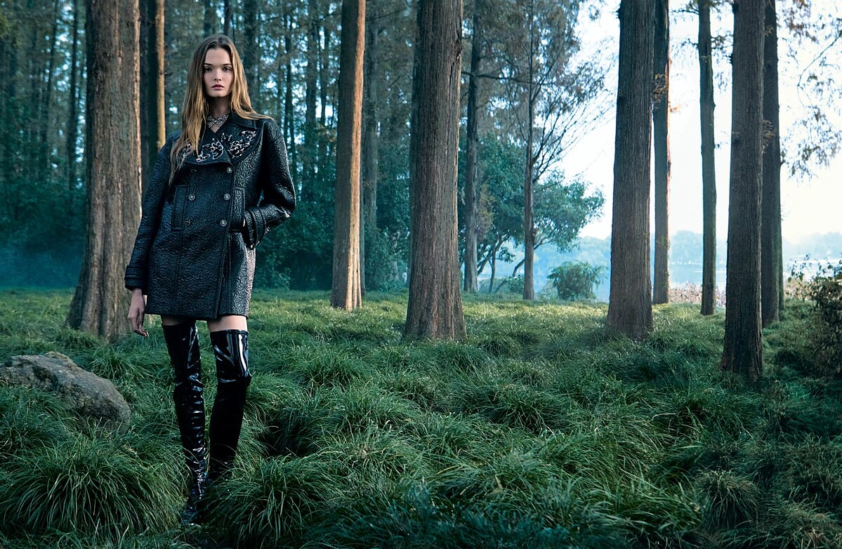CHANEL 2024/25 M&eacute;tiers d&rsquo;art系列最新形象於杭州西湖取景。