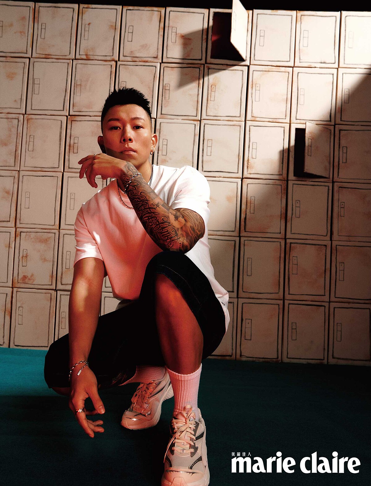 瘦子E.SO：流行系列MMQ白色短袖T恤、A$AP ROCKY聯名系列牛仔短褲、Morphic Retro銀河系運動鞋（米白），all by Puma；項鍊、戒指，AllSaints。