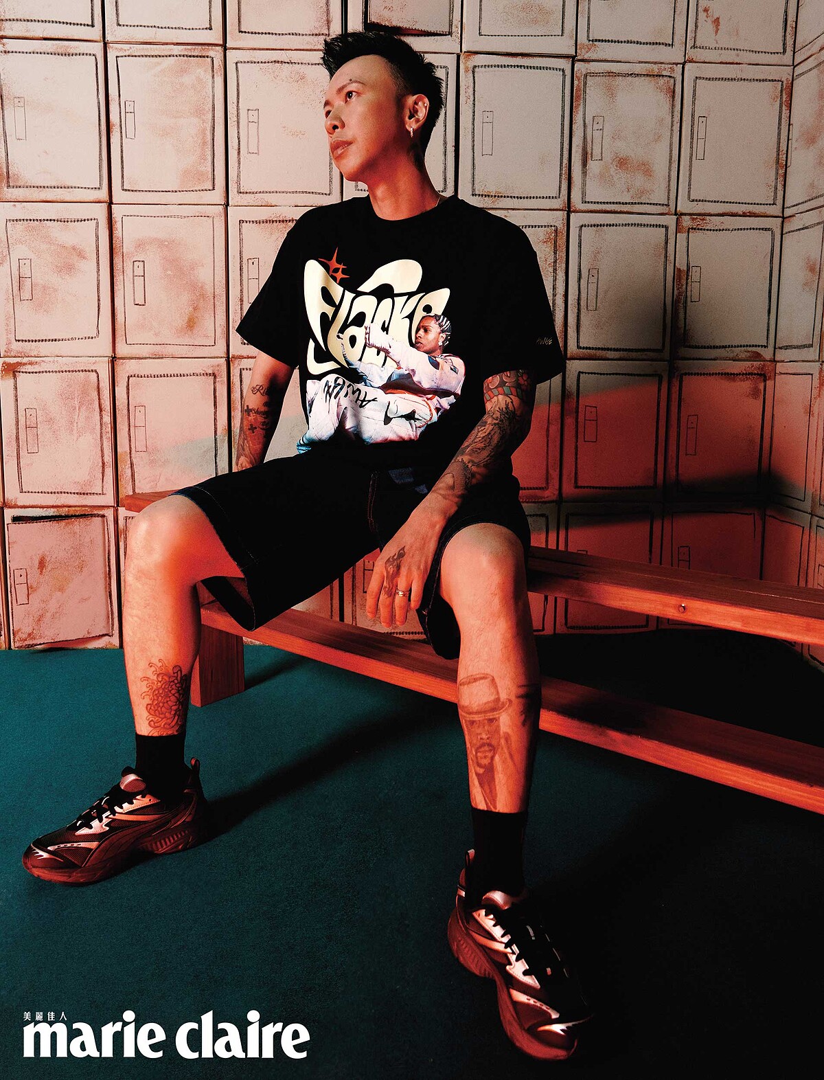 小春：黑色印花短袖上衣、A$AP ROCKY聯名系列牛仔短褲、Morphic Retro銀河系運動鞋（黑），all by Puma。