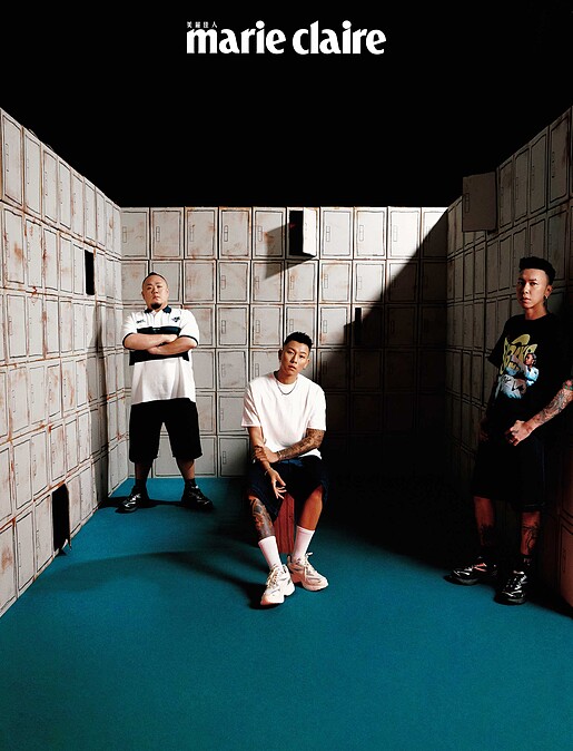 瘦子E.SO：流行系列MMQ白色短袖T恤、A$AP ROCKY聯名系列牛仔短褲、Morphic Retro銀河系運動鞋（米白），all by Puma；項鍊、戒指，AllSaints。 小春：黑色印花短袖上衣、A$AP ROCKY聯名系列牛仔短褲、Morphic Retro銀河系運動鞋（黑），all by Puma。 大淵：Polo上衣、短褲，藝人私物；Morphic Retro銀河系運動鞋（黑），Puma。