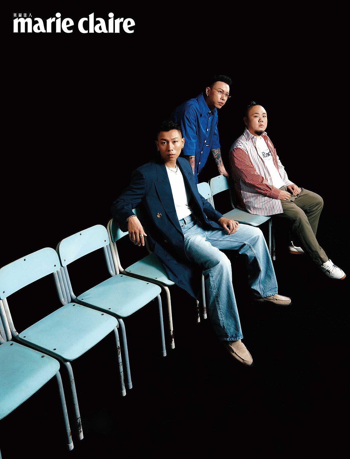 瘦子E.SO：海軍藍風衣外套、刷色丹寧褲、麂皮樂福鞋，all by Tommy Hilfiger。 小春：藍色短袖襯衫、條紋針織背心、卡其長褲、白色高筒運動鞋，all by Tommy Hilfiger；無框眼鏡，Gentle Monster&times;Maison Margiela。 大淵：紅白條紋襯衫，Tommy Hilfiger；皮革休閒鞋，Pedro；白色上衣、軍綠色長褲，藝人私物。