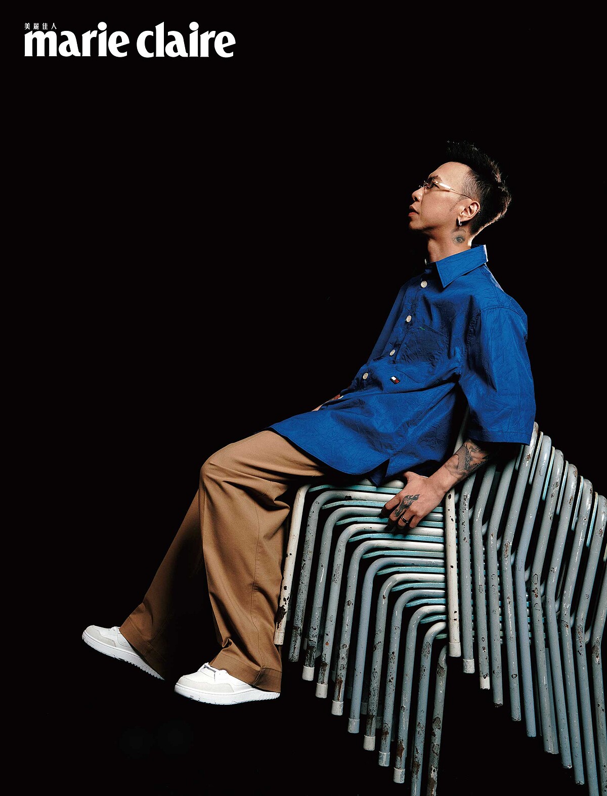 小春：藍色短袖襯衫、條紋針織背心、卡其長褲、白色高筒運動鞋，all by Tommy Hilfiger；無框眼鏡，Gentle Monster&times;Maison Margiela。