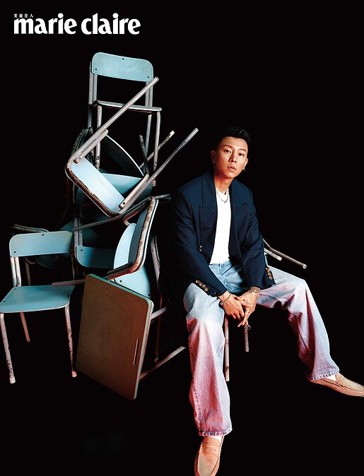 瘦子E.SO：海軍藍風衣外套、刷色丹寧褲、麂皮樂福鞋，all by Tommy Hilfiger。