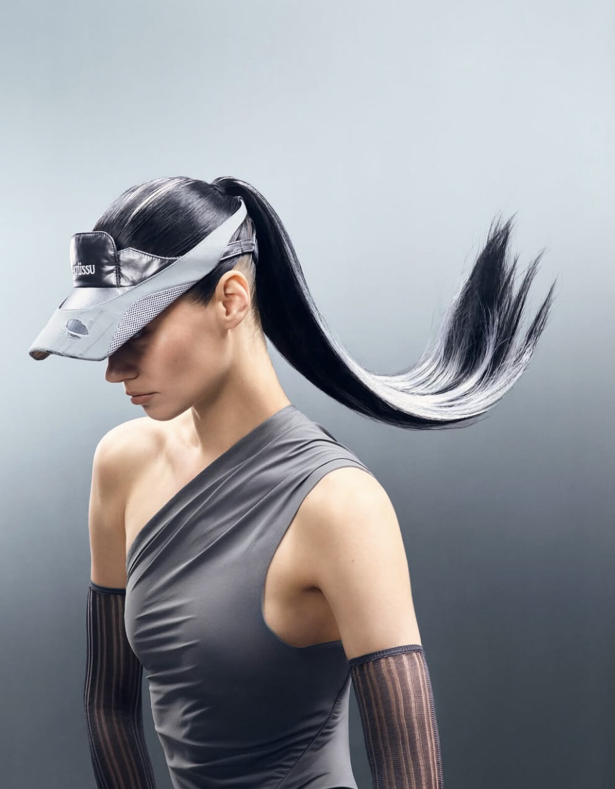 ATiiSSU是由韓國知名眼鏡品牌Gentle Monster 的創始人及母公司IICOMBINED 推出的全新帽子品牌。「ATiiSSU」 融合了「A Timeless Issue」（永恆議題）的概念。