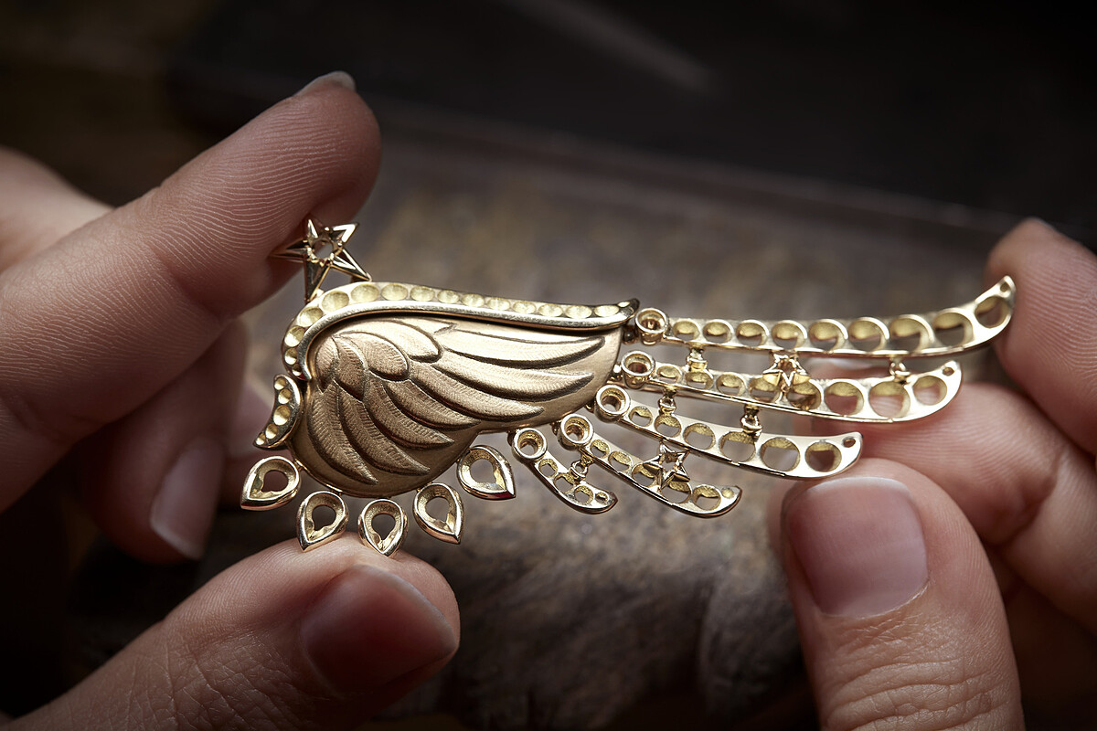 Five Wings 胸針 18K 黃金，鑲嵌天然鑽石、黃色藍寶石並飾以亮漆。 所標示的克拉數及材質僅作為參考，價值不具有約束力。 建議售價NTD 6,235,000 元