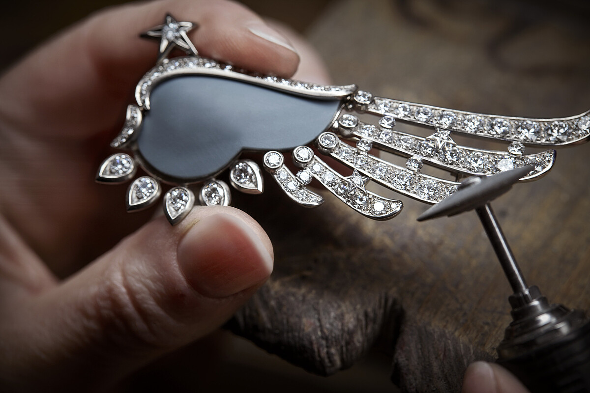 Five Wings 胸針 18K 白金，鑲嵌天然鑽石並飾以亮漆。 所標示的克拉數及材質僅作為參考，價值不具有約束力。 建議售價NTD 6,235,000 元