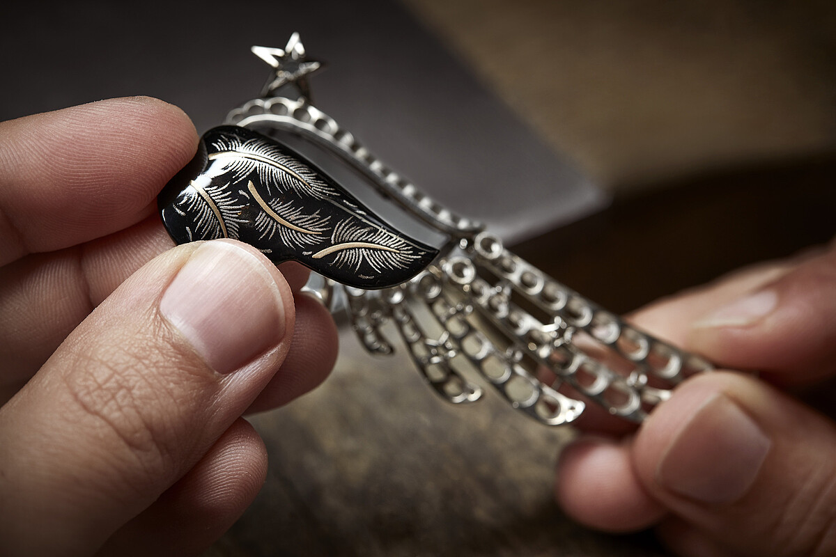 Five Wings 胸針 18K 白金，黃金，鑲嵌天然鑽石、黑色尖晶石並飾以亮漆。 所標示的克拉數及材質僅作為參考，價值不具有約束力。 建議售價NTD 6,235,000 元