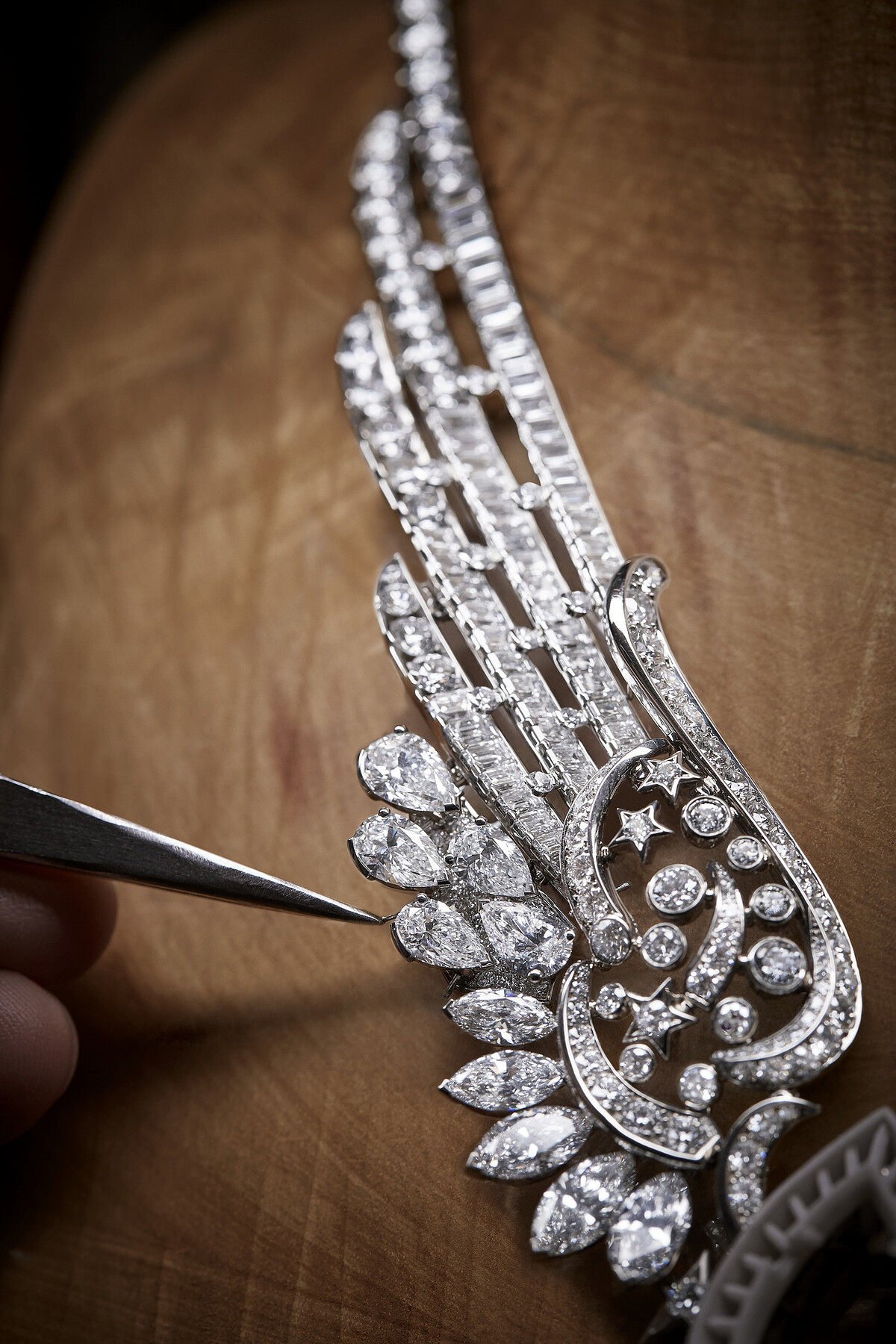 確認 WINGS OF CHANEL 項鍊翅膀圖騰上花式切割鑽石方向。