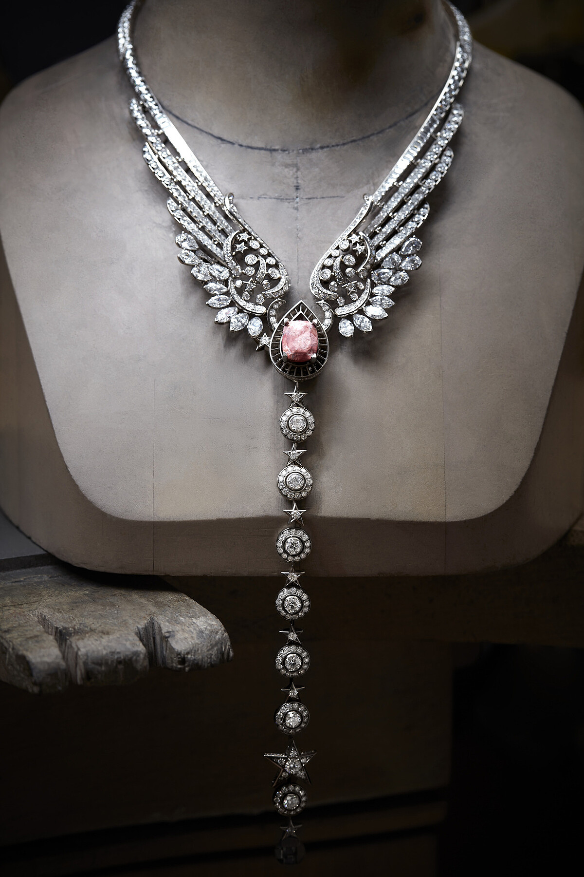 檢查鑲嵌於 WINGS OF CHANEL 項鍊。