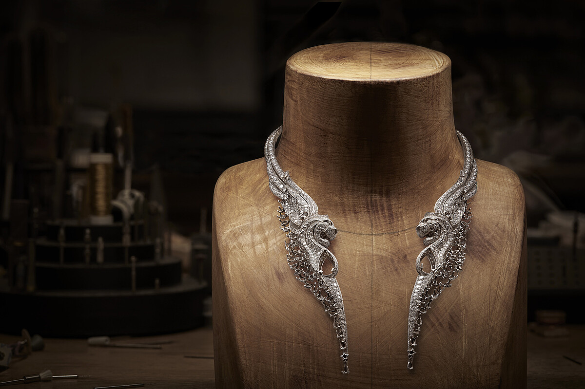 調整 EMBRACE YOUR DESTINY 項鍊。