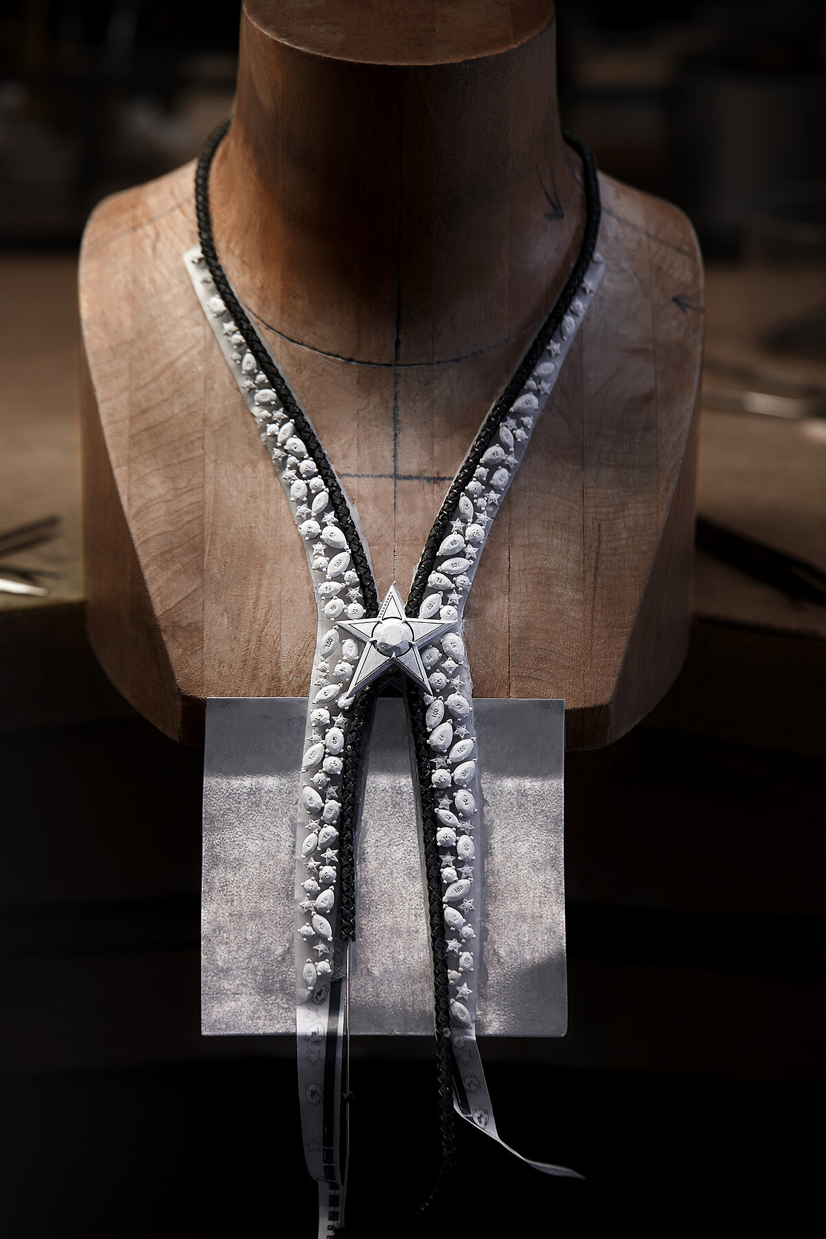 DREAMS COME TRUE 項鍊模型進行規格確認程序。