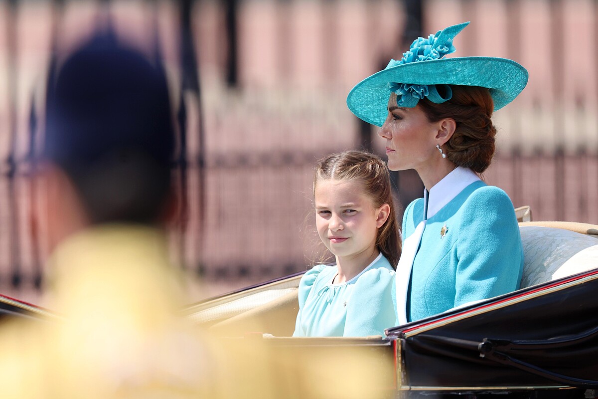 凱特王妃與夏綠蒂公主出席慶典，以亮藍色的搭配吸引全球目光。