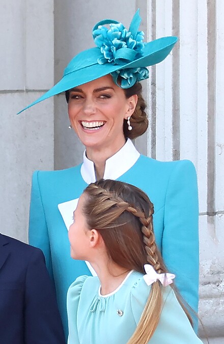 凱特王妃今天佩戴了伊莉莎白女王的珍珠耳環，洋裝上還別著一枚愛爾蘭衛隊軍團胸針，極具巧思。