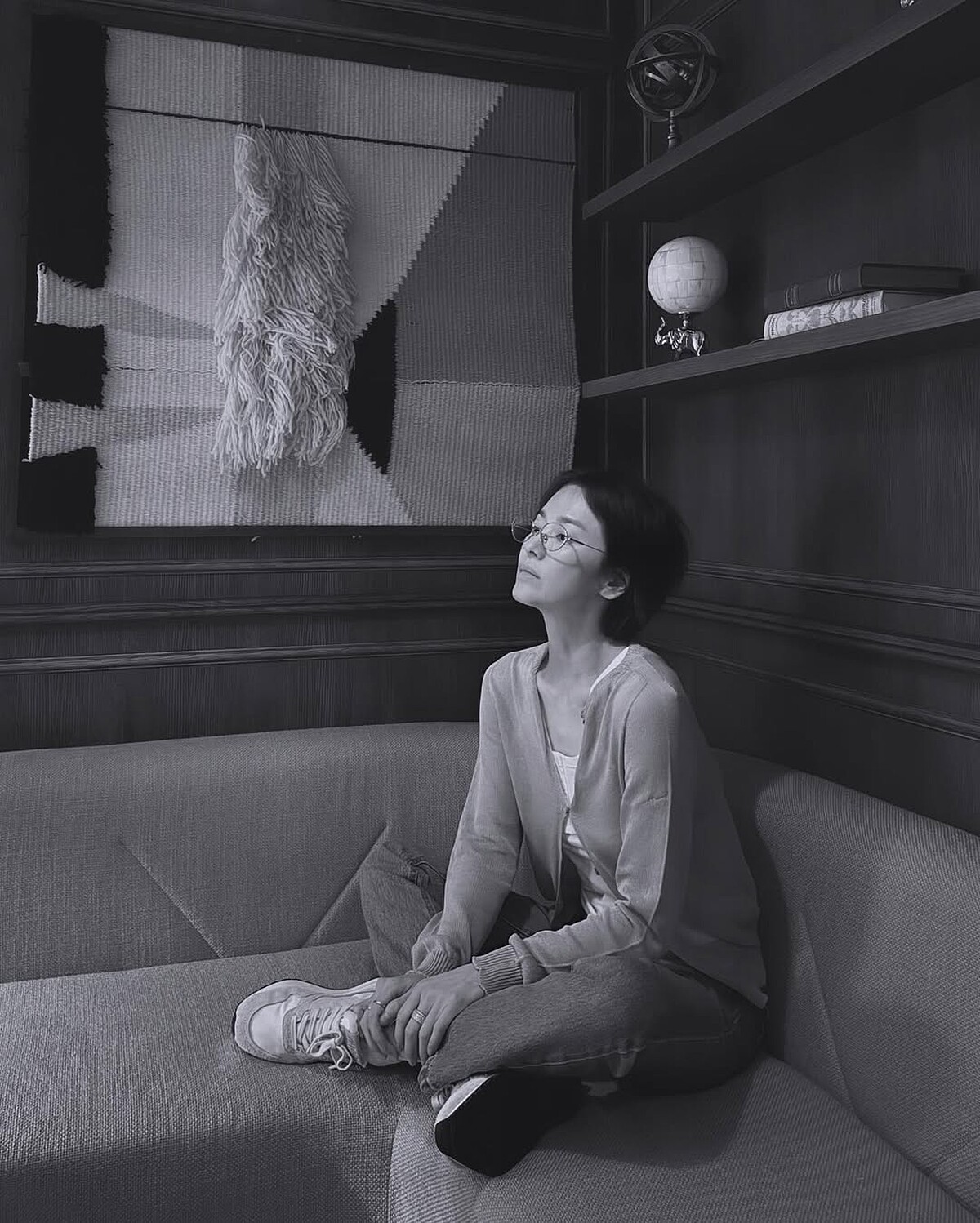 宋慧喬身穿白色背心與牛仔褲，搭配PROJEKT PRODUKT眼鏡的休閒穿搭