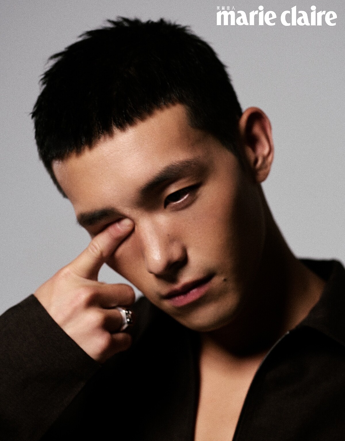 深褐色夾克上衣，Prada。