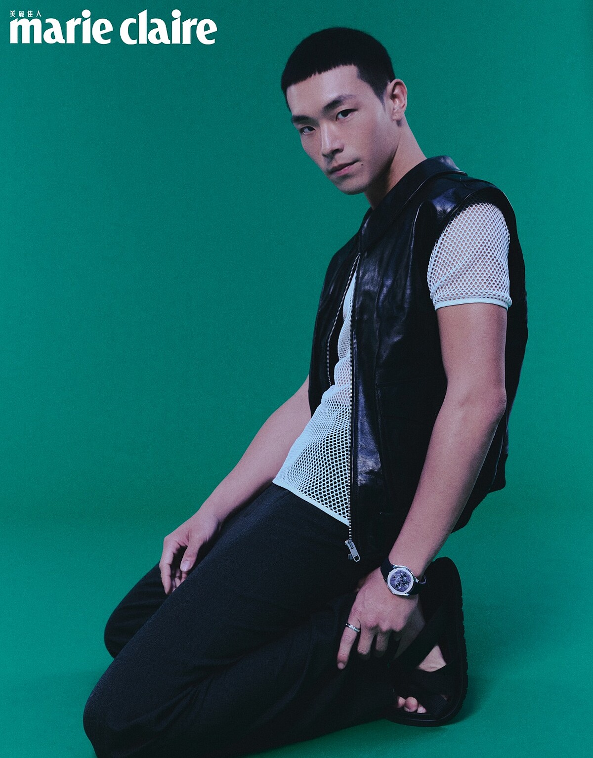 皮革背心、網格短袖上衣、黑色長褲，all by Bally；皮革涼鞋，Herm&egrave;s；Polo系列18K白金藍色黑曜石面盤超薄萬年曆自動上鍊腕錶、Possession系列18K白金宮廷式雕刻飾紋戒指，all by Piaget。