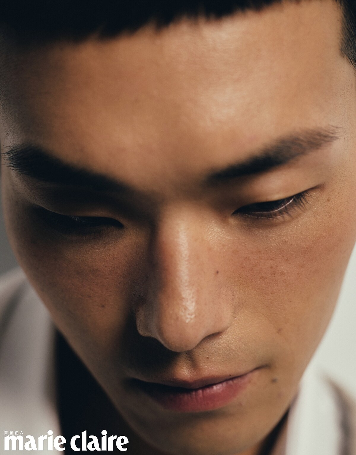 卡其色西裝外套、刺繡襯衫，Both by Dior。