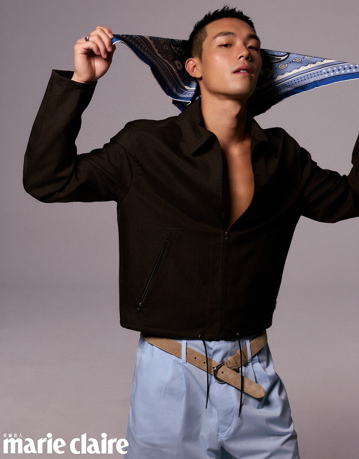 深褐色夾克上衣、藍色短褲，all by Prada；印花絲巾，Herm&egrave;s；戒指，Celine。