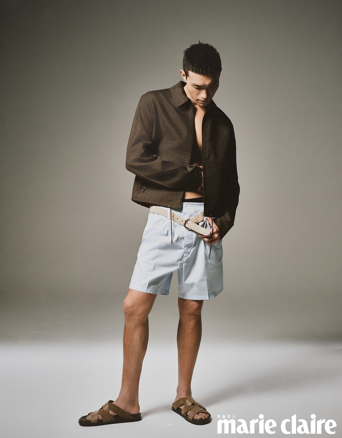 深褐色夾克上衣、藍色短褲，all by Prada；皮革涼鞋、印花絲巾，all by Herm&egrave;s；戒指，Celine。