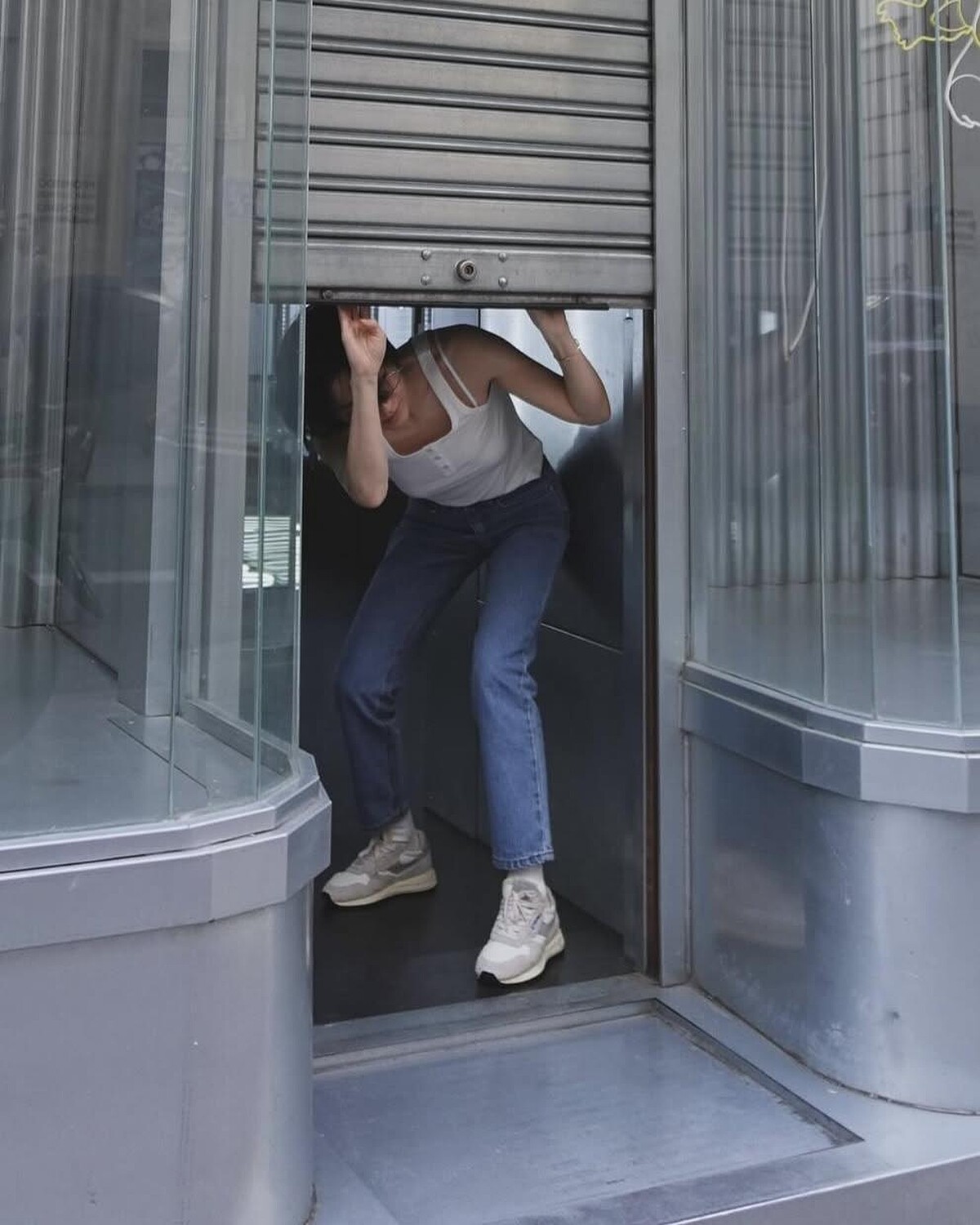 宋慧喬身穿&Agrave;vie muah白背心顯得非常年輕有型，備受注目。