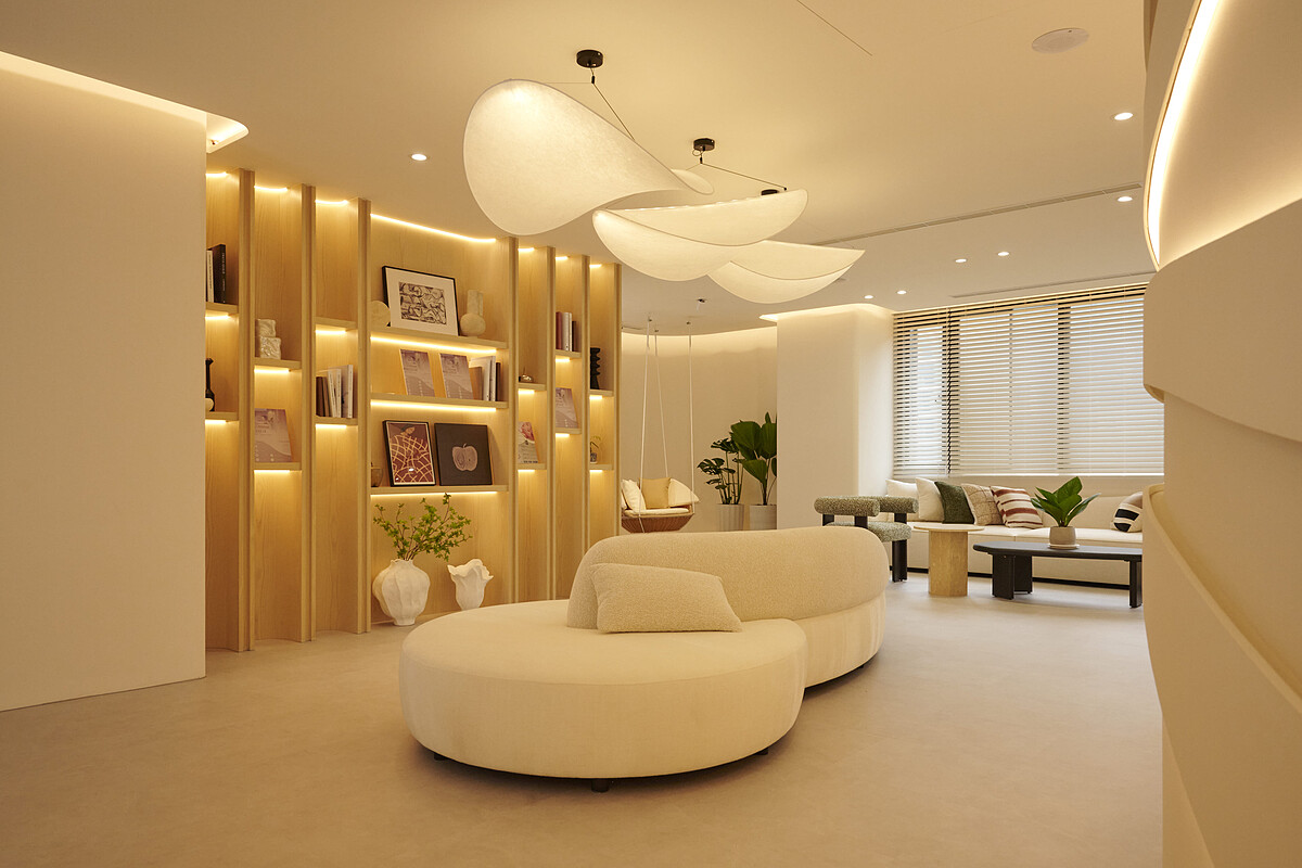 時維診所,為即將開幕的全新醫療空間,體現兩位醫師喜愛純淨與專業並存的美學概念。從環境到療程,每一處細節都為了讓你安心、舒適地邁向理想中的自己。