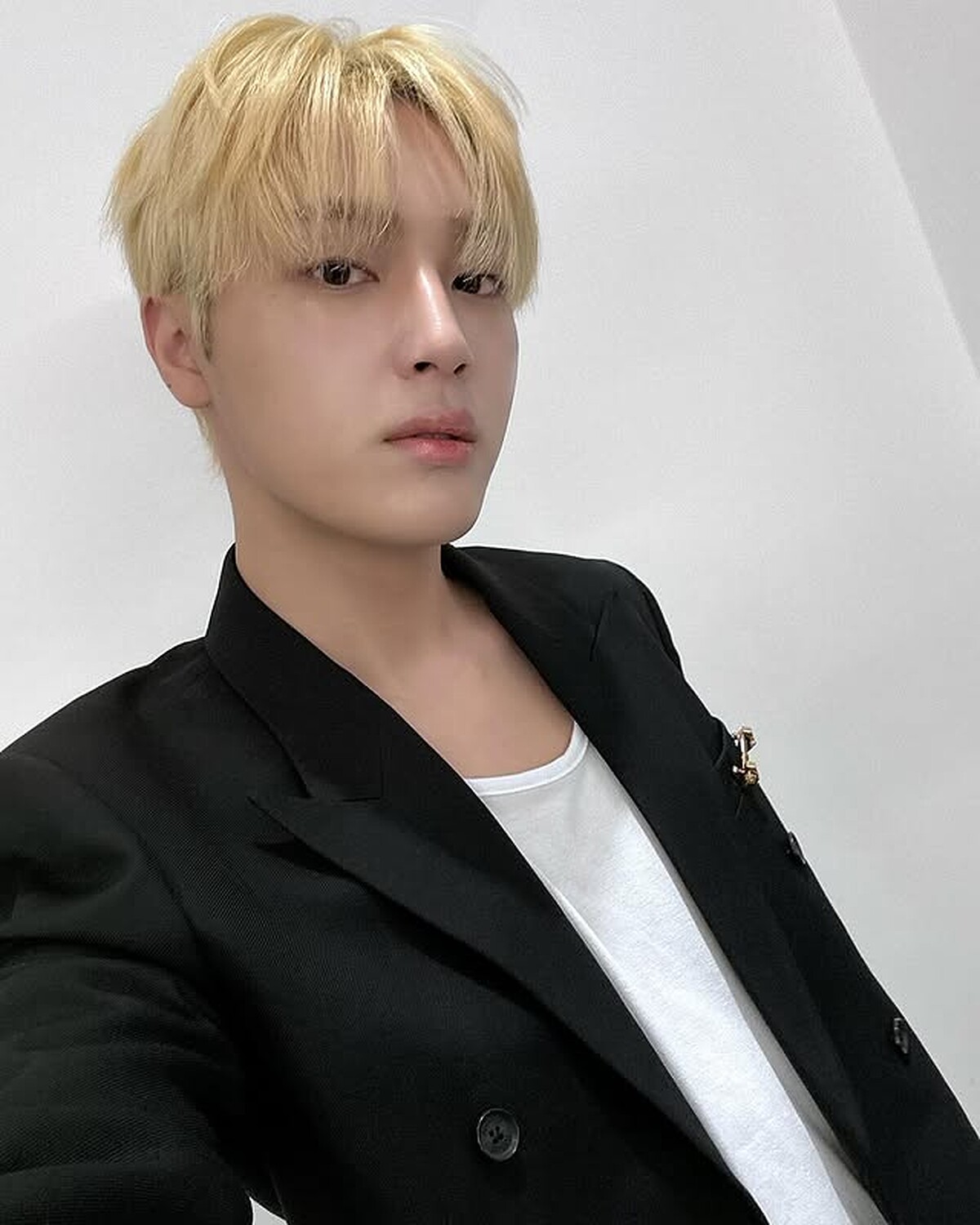 周鶴年因私生活爭議離開團體THE BOYZ