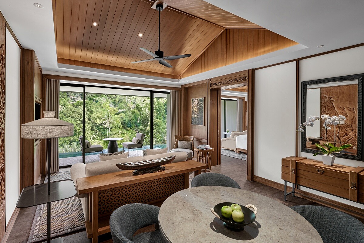 室內則延續了整體度假村「靜中見工藝」的風格,牆面用許多在地工藝品裝飾。