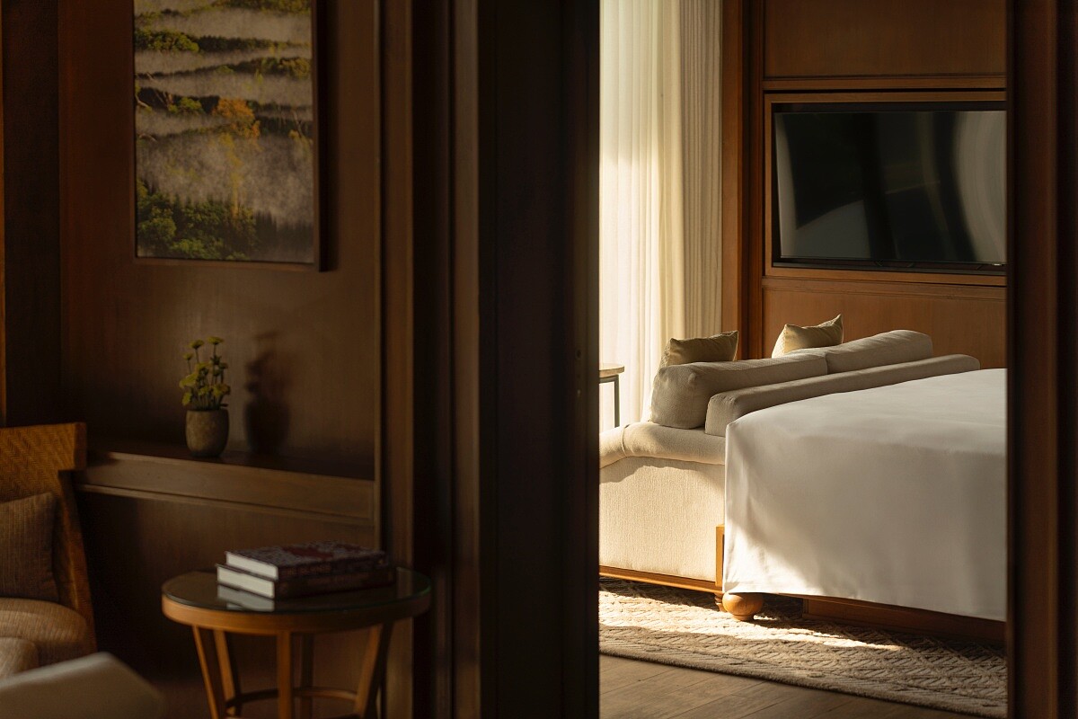 整座度假村僅有85間客房與別墅,每一戶都設有森林景觀陽台或泳池。