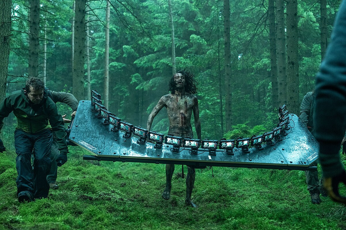 團隊製作了可以同時用20隻iPhone拍攝的裝備，打造出「窮人的子彈時間」。