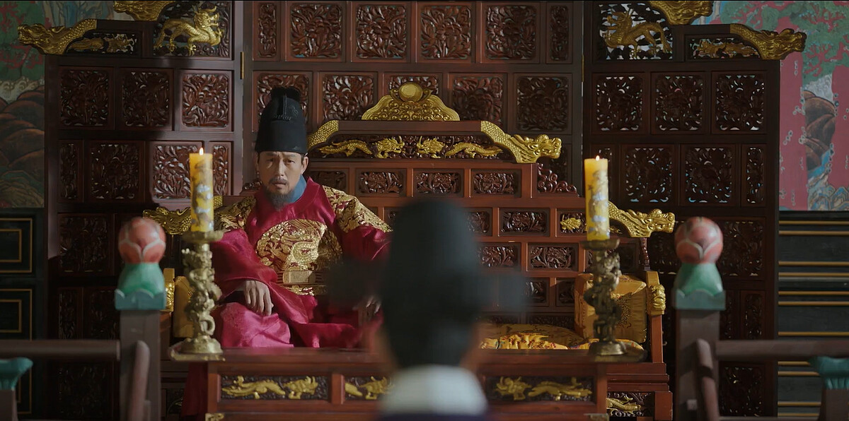 皇上(周錫泰飾)庶子繼位地位不穩，要姪子慶城君當他的獵犬消滅不服的人