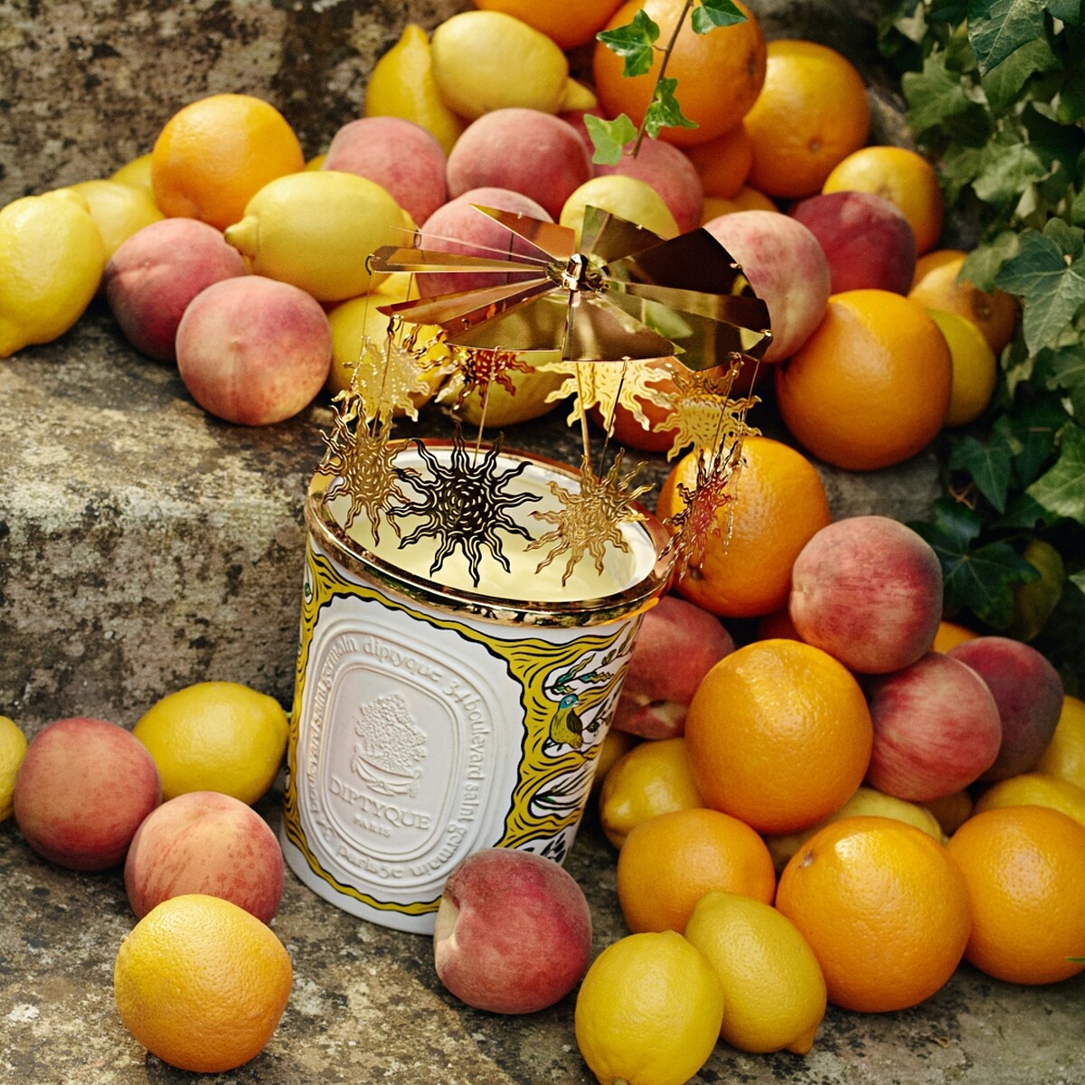 Diptyque檸檬草香氛蠟燭1.5kg，NT12,100、旋轉燭罩(搭配1.5kg香氛蠟燭)，NT7,100