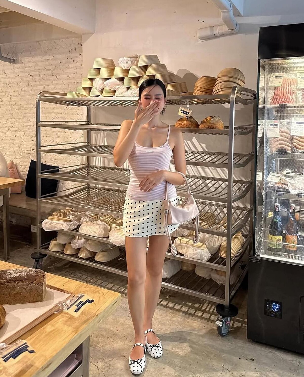 不同大小波點單品混搭的高階穿搭造型