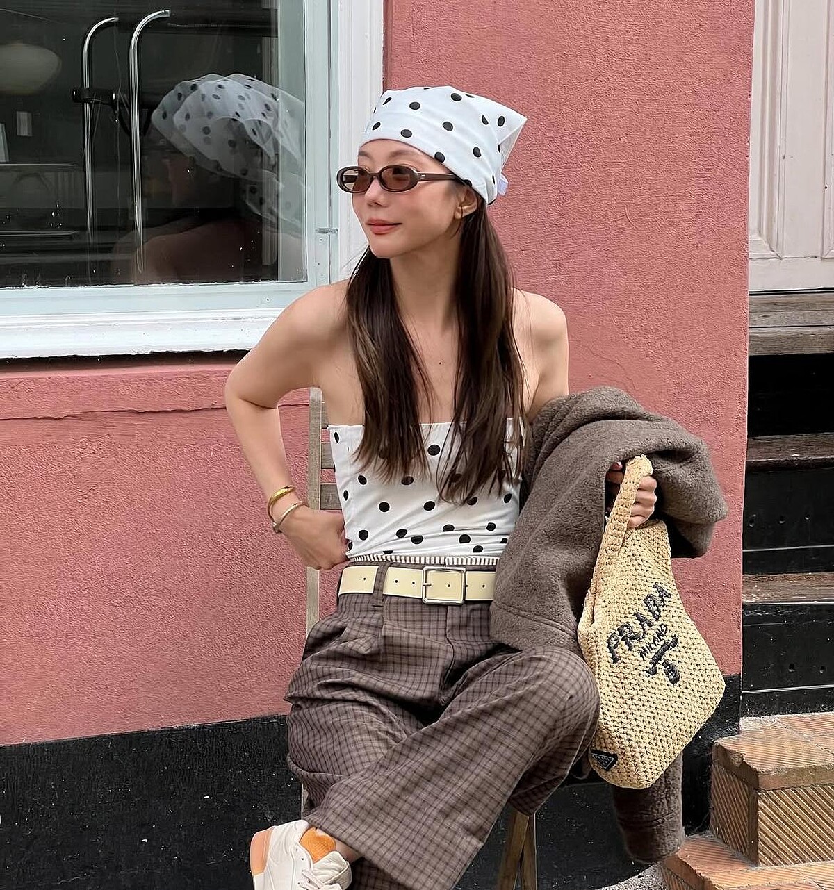 使用波點髮帶或絲巾作為造型亮點