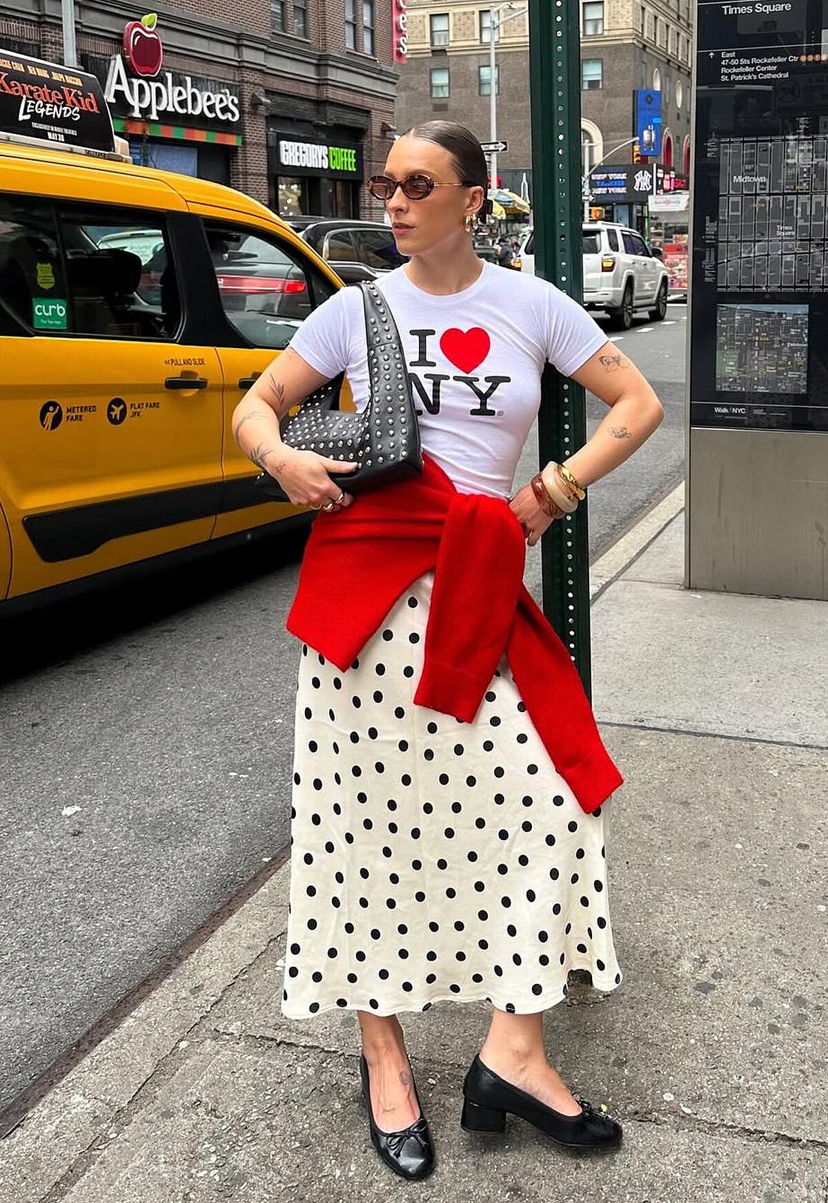 街拍身穿時尚波卡圓點長裙,展現2025年夏日趨勢