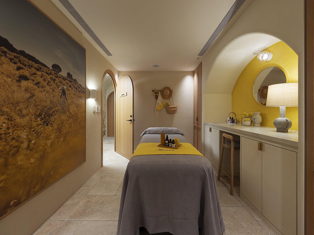 中山二店內的獨立美療室，皆備有淋浴設備，提供隱私與舒適兼具的服務空間。