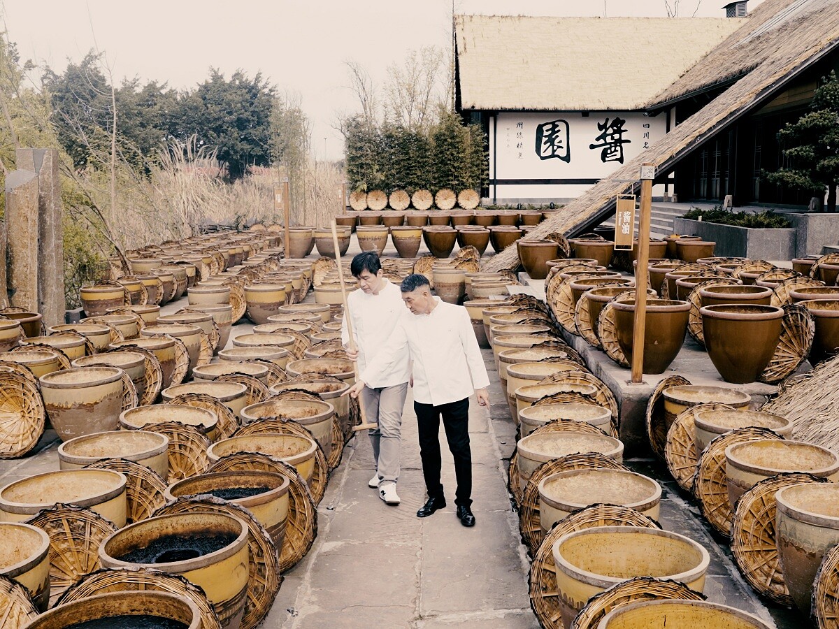 主廚王國政親赴四川，正式拜入「松雲派」川菜代表性傳人張元富師傅門下。