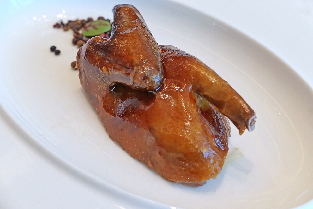 「馬告燒乳鴿」展現了主廚融合在地的想法與創新演繹。