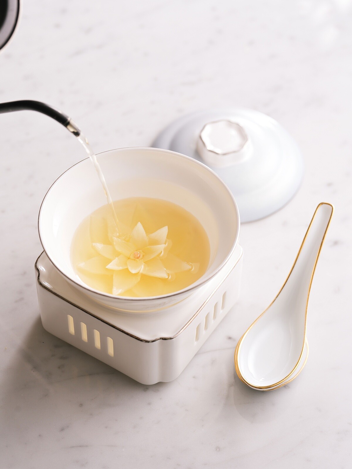 川雅國宴湯品「開水白菜」，娃娃菜呈蓮花狀