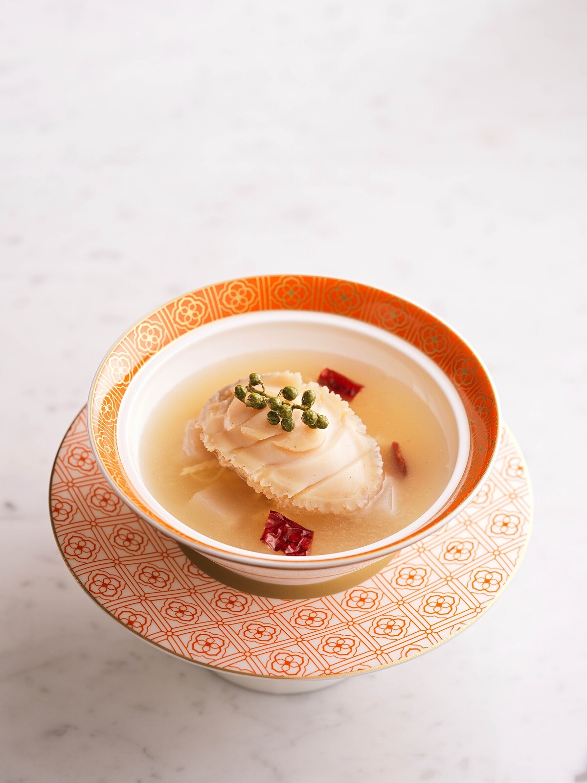 川雅「青花椒浸九孔鮑魚」，以海鮮清湯沖淋