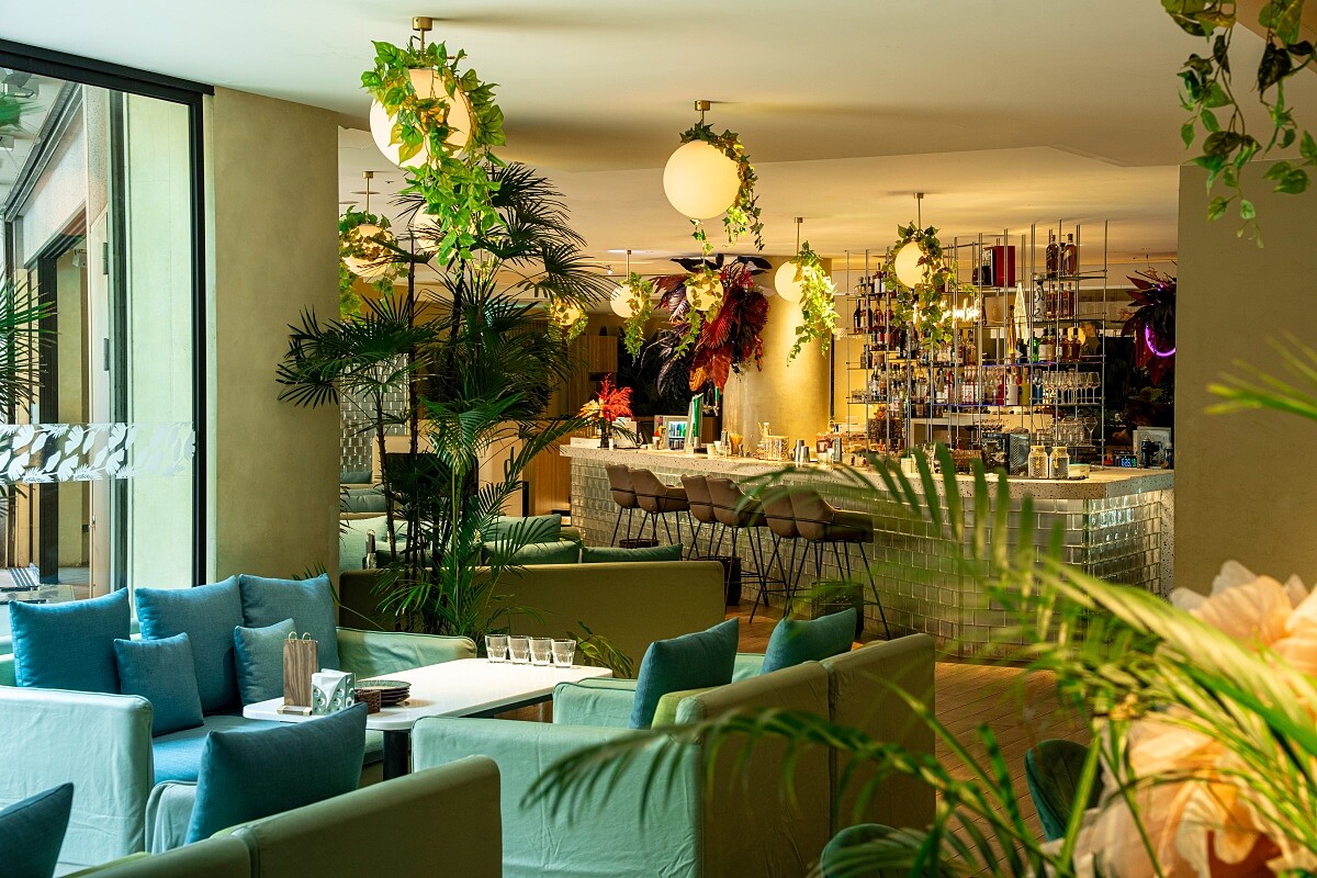 空間有各種綠意植栽妝點,滿滿的南洋度假風格。